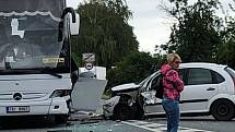 Nehoda autobusu a osobního auta u Ostřetína