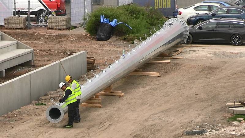 Letní stadion si obléká nový kabát. Nově se světelnými stožáry.