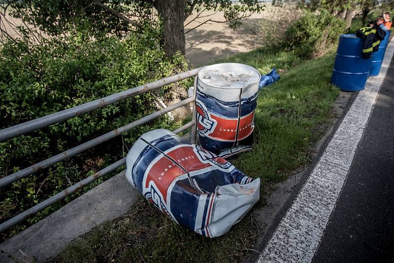 Úterní tragická dopravní nehoda u Chvojence. Řidič osobního vozu narazil do stromu, osudným se mu staly byrely s naftou, které vezl.