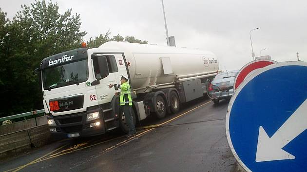 Takzvanou stopčáru musí řidiči dodržovat. Jinak se větší auta na nadjezdu proti nim nevytočí.