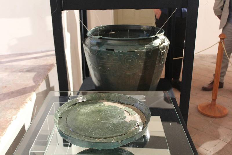 Východočeské muzeum v Pardubicích představilo senzační archeologický objev. Unikátní bronzové vědro z 9. století před Kristem. Sama nádoba je velmi vzácná, ale ukrývala i zajímavý obsah.