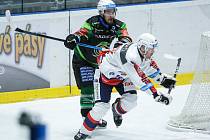 Extraligový hokejový duel mezi HC Dynamo Pardubice (v bílém) a HC Energie Karlovy Vary.