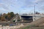 Silničáři dokončují rekonstrukci mostu v Pardubicích Doubravicích. Práce si nyní vyžádaly dopravní omezení.