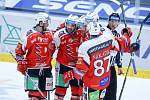 Hokejové utkání Tipsport extraligy v ledním hokeji mezi HC Dynamo Pardubice (v červenobílém) a HC Mountfield Hradec Králové  (v bíločerveném) v pardubické enterie areně.