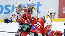 Hokejové utkání Tipsport extraligy v ledním hokeji mezi HC Dynamo Pardubice (v bíločerveném) a HC Rytíři Kladno (v bílomodrém) v pardudubické enterie areně.