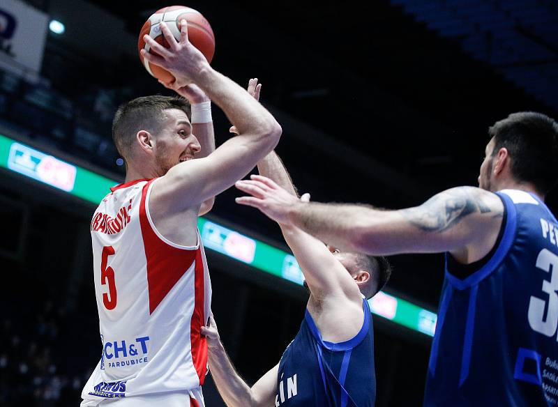 Basketbalové utkání Kooperativy NBL v rámci projektu osmého ročníku Hrajeme spolu za Pardubice mezi BK JIP Pardubice (v červenobílém) a BC Geosan Kolín (v modrém) v pardubické enteria areně.