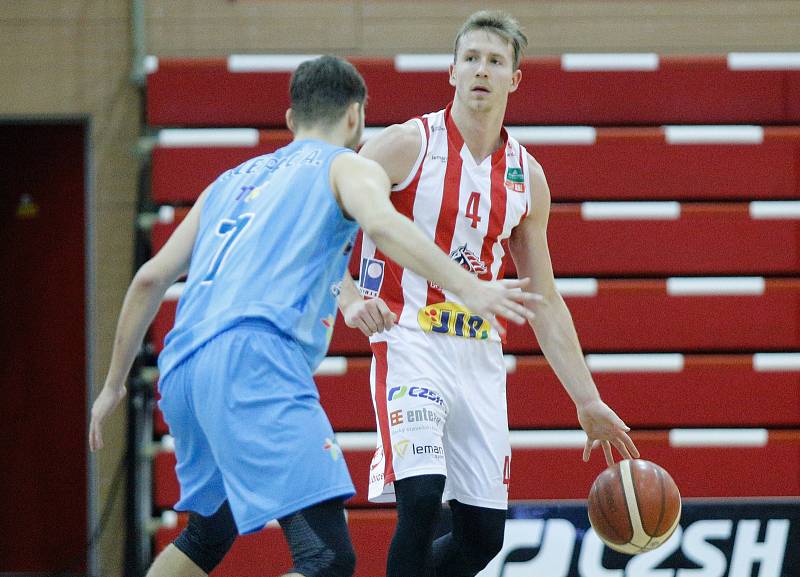 Basketbalové utkání Kooperativy NBL mezi BK JIP Pardubice (v bíločerném) a BK Olomoucko (v modrém) v pardubické hale na Dašické.