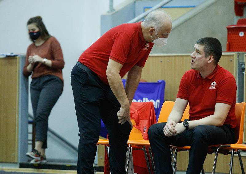 Basketbalové utkání Kooperativy NBL mezi BK JIP Pardubice (v bíločerném) a BK Olomoucko (v modrém) v pardubické hale na Dašické.