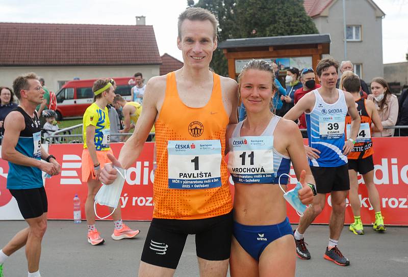 Mistrovství České republiky v půlmaratonu vyhráli Vít Pavlišta (číslo1) a Tereza Hrochová (číslo 11).