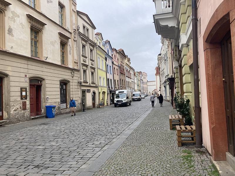 Tradiční předzahrádky, které vyrostou před kavárnami a restauracemi okolo celého náměstí, se letos nově objeví také v Pernštýnské ulici.