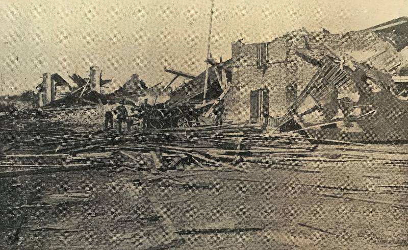 Zničený Kamenný dvůr města Pardubic u Popkovic zachycený na fotografii, která vyšla v periodiku Východočeský Republikán.