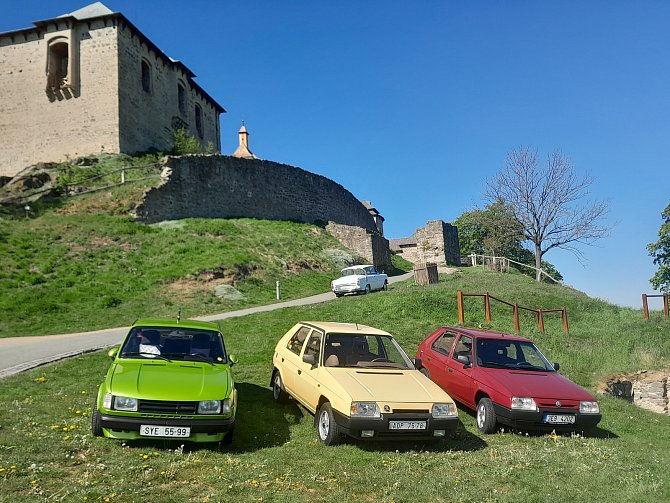 Hrad Kunětická hora a jeho okolí se za velkého zájmu překvapených návštěvníků stal v sobotu útočištěm hrdých majitelů veteránů české automobilové značky Škoda.