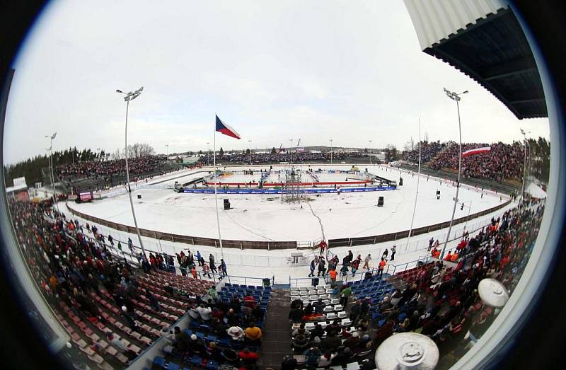 36. kolo hokejové Tipsport extraligy: Hokejisté HC Eaton Pardubice – HC Kometa Brno hráli pod širým nebem.