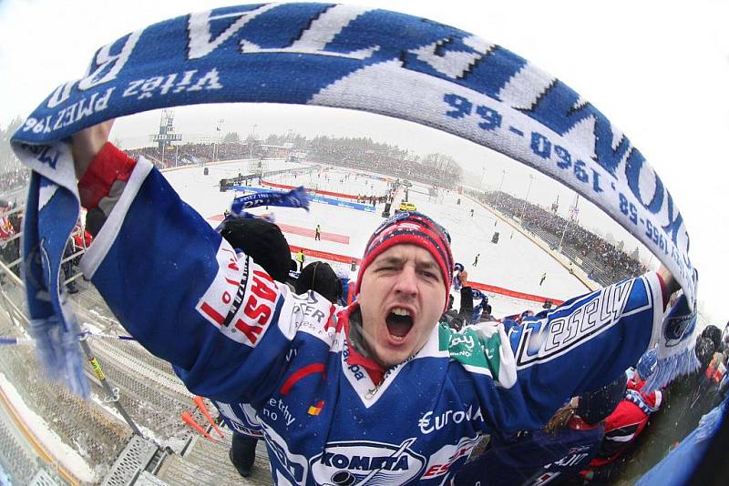 36. kolo hokejové Tipsport extraligy: Hokejisté HC Eaton Pardubice – HC Kometa Brno hráli pod širým nebem.