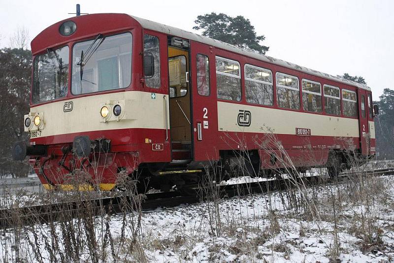 Osmnáctiletý mladík zřejmě vinou nepozornosti vstoupil na zastávce u pardubického závodiště před motorový vlak. Střet nepřežil.