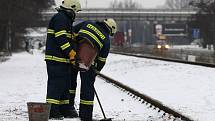 Osmnáctiletý mladík zřejmě vinou nepozornosti vstoupil na zastávce u pardubického závodiště před motorový vlak. Střet nepřežil.