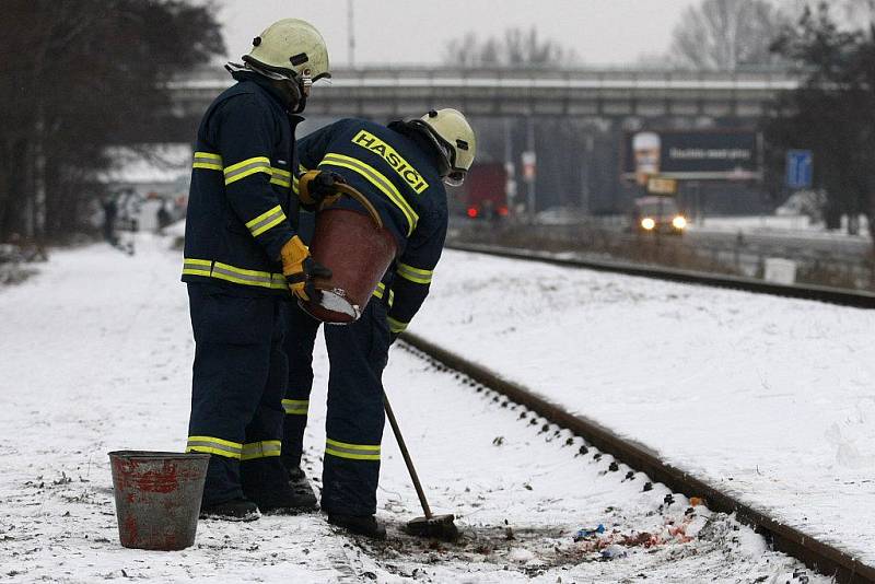 Osmnáctiletý mladík zřejmě vinou nepozornosti vstoupil na zastávce u pardubického závodiště před motorový vlak. Střet nepřežil.