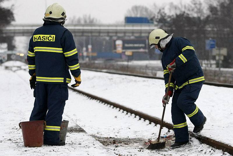 Osmnáctiletý mladík zřejmě vinou nepozornosti vstoupil na zastávce u pardubického závodiště před motorový vlak. Střet nepřežil.