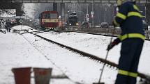 Osmnáctiletý mladík zřejmě vinou nepozornosti vstoupil na zastávce u pardubického závodiště před motorový vlak. Střet nepřežil.