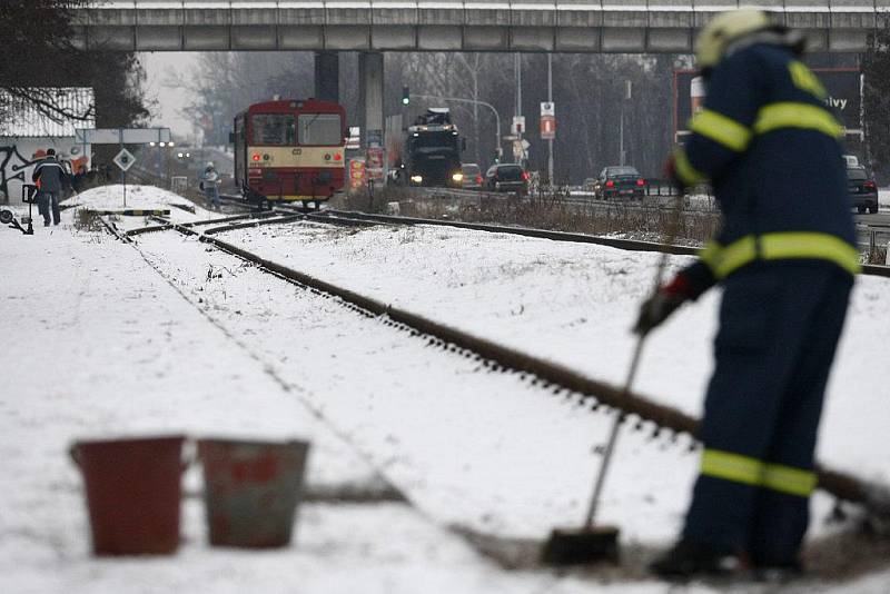 Osmnáctiletý mladík zřejmě vinou nepozornosti vstoupil na zastávce u pardubického závodiště před motorový vlak. Střet nepřežil.