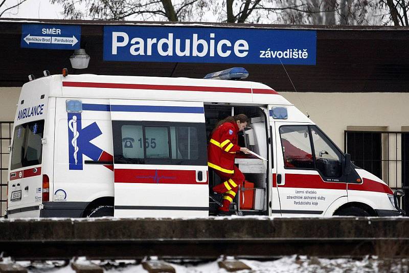 Osmnáctiletý mladík zřejmě vinou nepozornosti vstoupil na zastávce u pardubického závodiště před motorový vlak. Střet nepřežil.