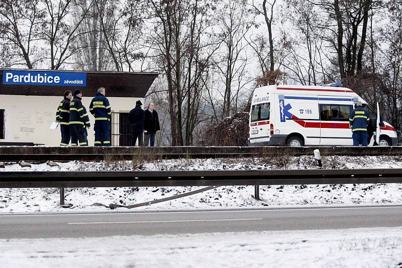 Osmnáctiletý mladík zřejmě vinou nepozornosti vstoupil na zastávce u pardubického závodiště před motorový vlak. Střet nepřežil.