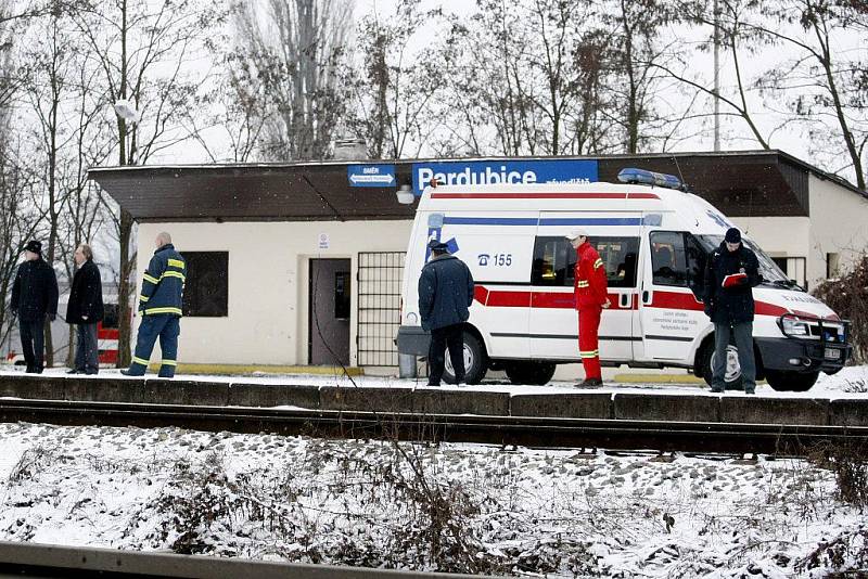 Osmnáctiletý mladík zřejmě vinou nepozornosti vstoupil na zastávce u pardubického závodiště před motorový vlak. Střet nepřežil.