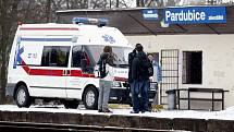 Osmnáctiletý mladík zřejmě vinou nepozornosti vstoupil na zastávce u pardubického závodiště před motorový vlak. Střet nepřežil.