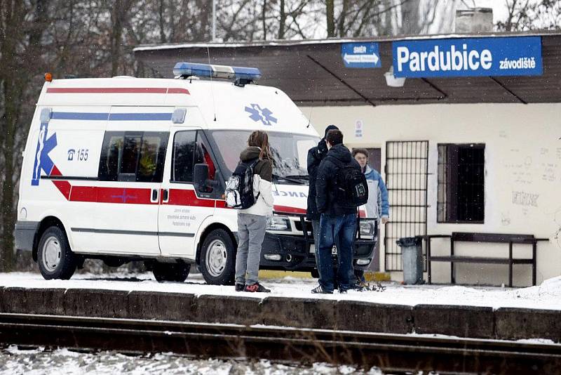 Osmnáctiletý mladík zřejmě vinou nepozornosti vstoupil na zastávce u pardubického závodiště před motorový vlak. Střet nepřežil.