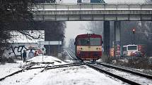 Osmnáctiletý mladík zřejmě vinou nepozornosti vstoupil na zastávce u pardubického závodiště před motorový vlak. Střet nepřežil.