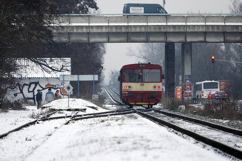 Osmnáctiletý mladík zřejmě vinou nepozornosti vstoupil na zastávce u pardubického závodiště před motorový vlak. Střet nepřežil.