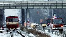 Osmnáctiletý mladík zřejmě vinou nepozornosti vstoupil na zastávce u pardubického závodiště před motorový vlak. Střet nepřežil.