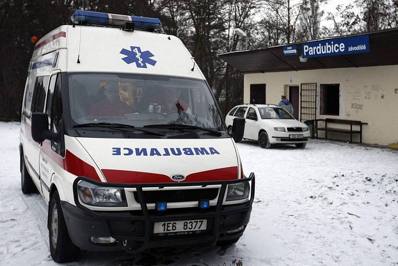 Osmnáctiletý mladík zřejmě vinou nepozornosti vstoupil na zastávce u pardubického závodiště před motorový vlak. Střet nepřežil.