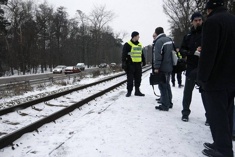 Osmnáctiletý mladík zřejmě vinou nepozornosti vstoupil na zastávce u pardubického závodiště před motorový vlak. Střet nepřežil.