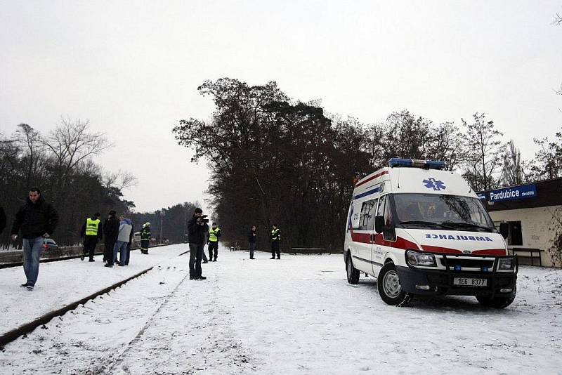 Osmnáctiletý mladík zřejmě vinou nepozornosti vstoupil na zastávce u pardubického závodiště před motorový vlak. Střet nepřežil.