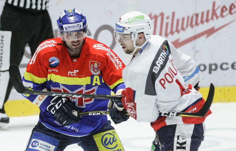 Hokejové utkání 7. kola Baráže o udržení Tipsport extraligy v ledním hokeji mezi HC Dynamo Pardubice (bílém) a ČEZ Motor České Budějovice (v modročerveném) v pardudubické ČSOB pojišťovna ARENA.