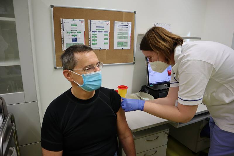 Na Silvestra 2020 dopoledne zahájilo očkovací centrum v Pardubické nemocnici první fázi očkování vakcínou proti covidu-19.