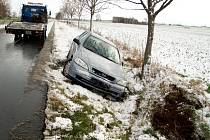 První letošní sníh vytrestal řidiče. Na mnoha místech došlo k nehodám, nejhorší situace byla na dálnici D1, která byla během dne několikrát neprůjezdná.