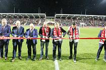 V nově zrekonstruované CFIG Areně se odehrál první fotbalový zápas Fortuna ligy mezi FK Pardubice a SK Slavia Praha. Vít Zavřel (vpravo) pomáhal přestříhávat slavnostní pásku