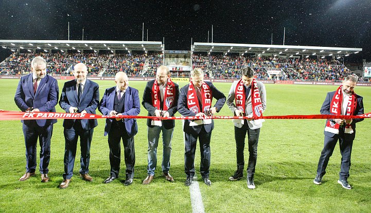 V nově zrekonstruované CFIG Areně se odehrál první fotbalový zápas Fortuna ligy mezi FK Pardubice a SK Slavia Praha. Vít Zavřel (vpravo) pomáhal přestříhávat slavnostní pásku. 