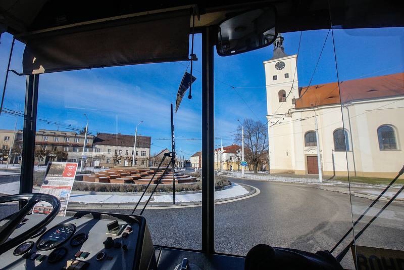 70. výročí zahájení provozu trolejbusů v Pardubicích. Na lince číslo 3 na trase z Hlavního nádraží do Lázní Bohdaneč byl na speciální lince nasazen historický trolejbus Škoda 14Tr.