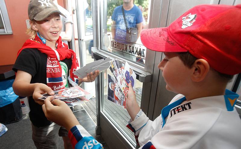 Autogramiáda hráčů HC Dynamo Pardubice a majoritního vlastníka pana Petra Dědka v pardubické enteria areně.