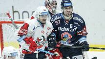 Hokejové utkání Tipsport extraligy v ledním hokeji mezi HC Dynamo Pardubice (bílém) a HC Vítkovice Ridera (v modrém) v pardudubické ČSOB pojišťovna ARENA.