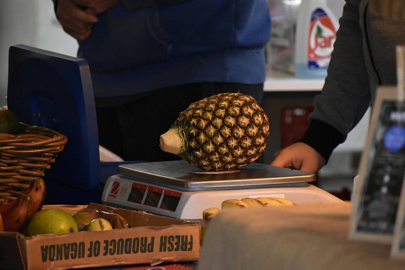 Tropické ovoce z Ugandy mohli lidé během soboty zakoupit na Afrických trzích v pardubických Automatických mlýnech.