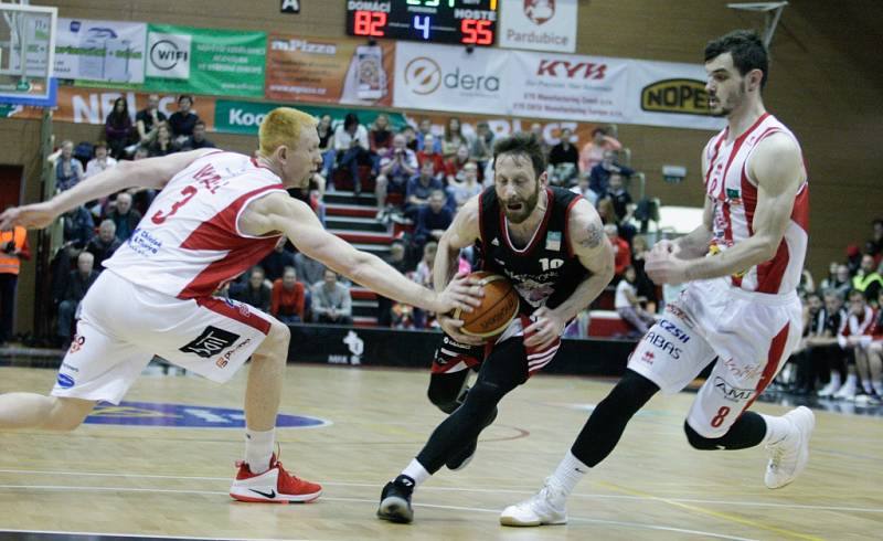 5. čtvrtfinále basketbalu Pardubice - Svitavy 90:62.