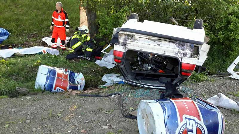 Úterní tragická dopravní nehoda u Chvojence. Řidič osobního vozu narazil do stromu, osudným se mu staly byrely s naftou, které vezl. 