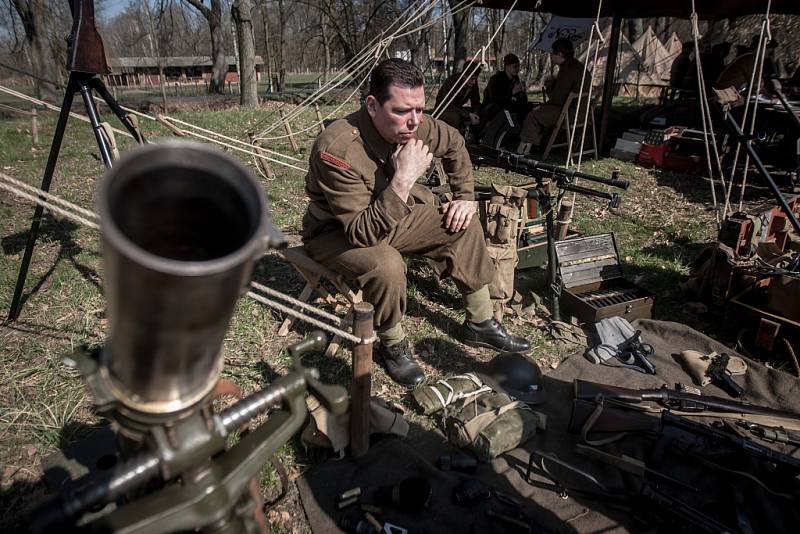 Libuše volá Londýn. Příznivci vojenské historie z Roty Nazdar předvedli v Lázních Bohdaneč ukázky výcviku i vybavení československých parašutistů.