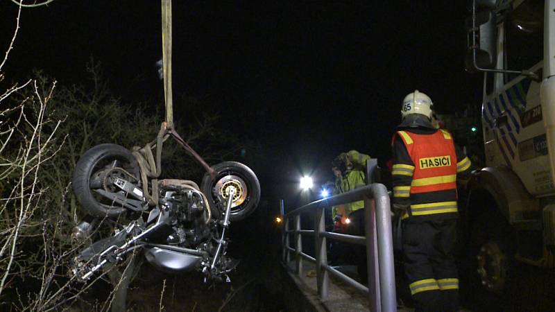 Nehoda motocyklu si vyžádala dva mrtvé muže. Se strojem vylétli ze zatáčky a skončili v potoce.