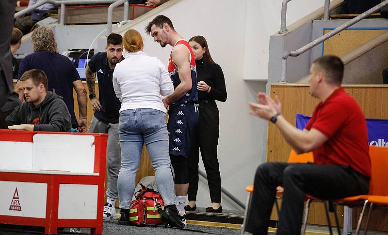 Basketbalové utkání play off Kooperativa NBL mezi BK JIP Pardubice (v bíločerném) a Basket Brno v pardubické hale na Dašické.