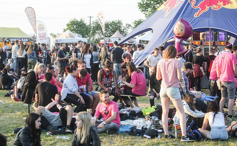 Studentské oslavy příchodu máje Majáles na louce u koupaliště na Cihelně.